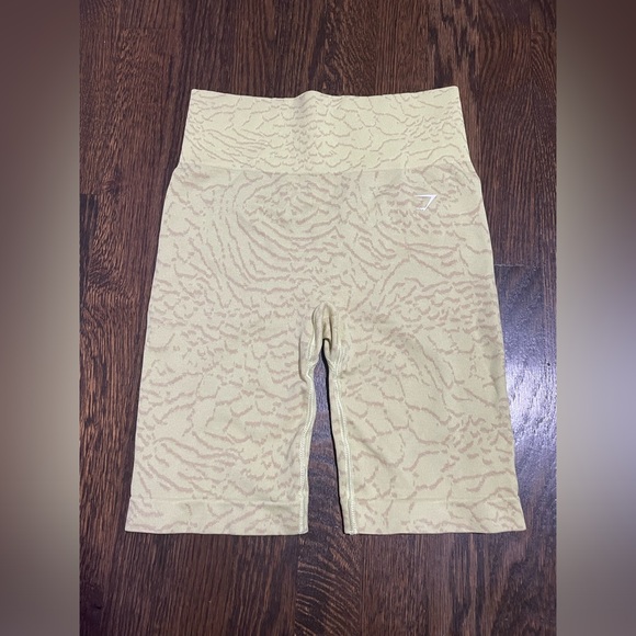 Gymshark Pants - Gymshark- Adapt Safari workout shorts with booty scrunch (M)
